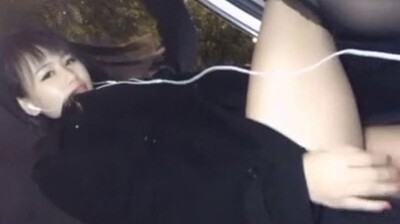 骚货车内直播自慰玩到高潮喷水，湿透座椅！