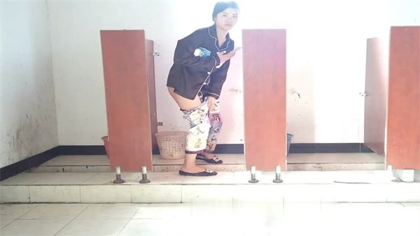 顶尖尤物佼佼者厕所全景偷拍！一镜到底4体位高清直播，嫩穴特写疯狂喷射！